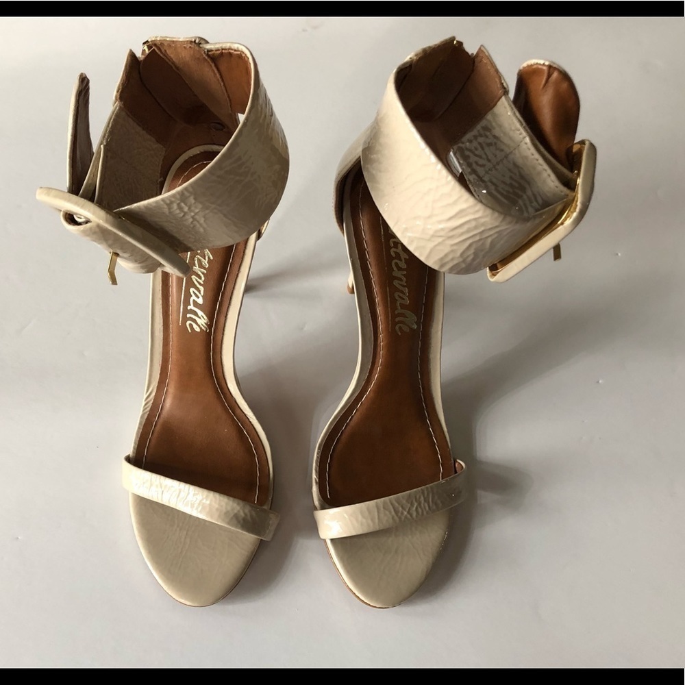 L’intervalle strappy heels.. size 6 3” heel 💛
